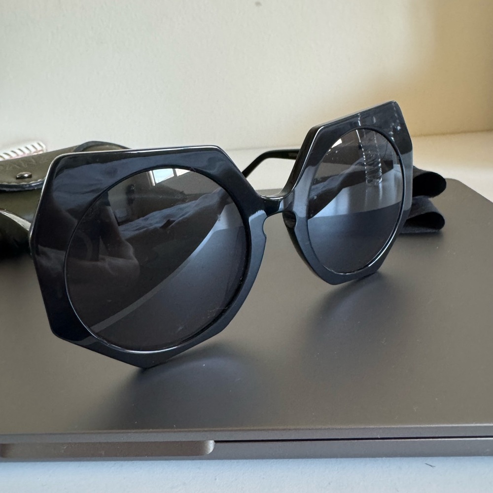 Elegant Black Oversized Sunglasses
